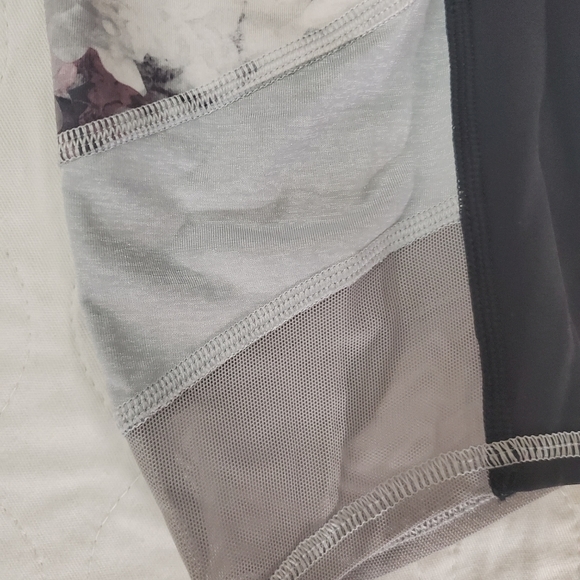 LULULEMON If You're Lucky crop black and floral prints size 8 leggings - Picture 7 of 11